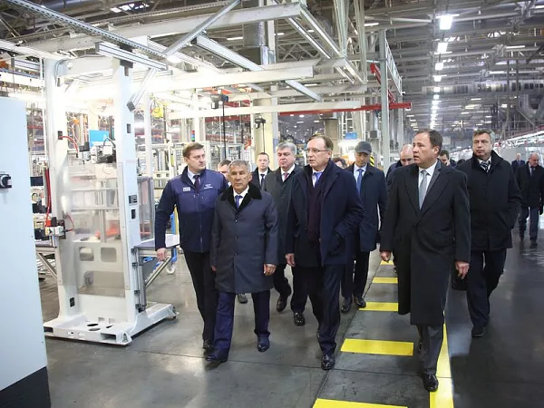 Полпред Игорь Комаров и президент Татарстана посетили «КАМАЗ»