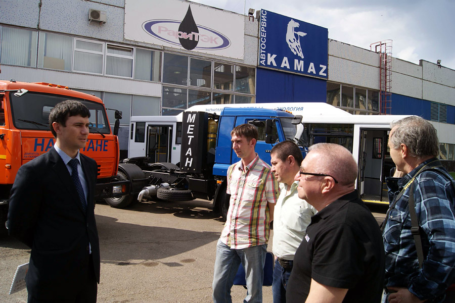 Украинских журналистов заинтересовали газовые КАМАЗы